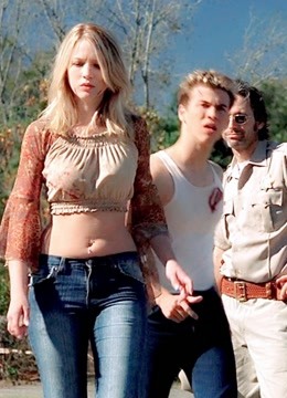 一群学生在墓地玩了一天一夜，直到临死之际，还认为是在度假村